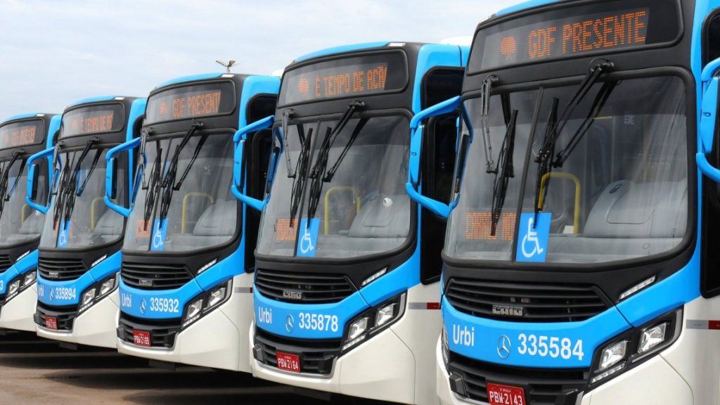 Ônibus com porta dos dois lados começam a circular na EPTG