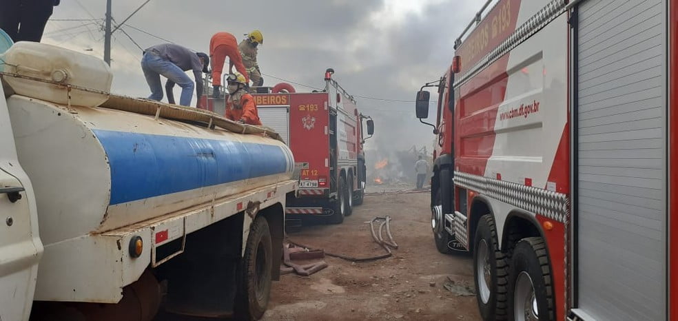 Incêndio atinge parte de cooperativa de reciclagem no DF e mobiliza Corpo de Bombeiros — Foto: CBMDF/Divulgação