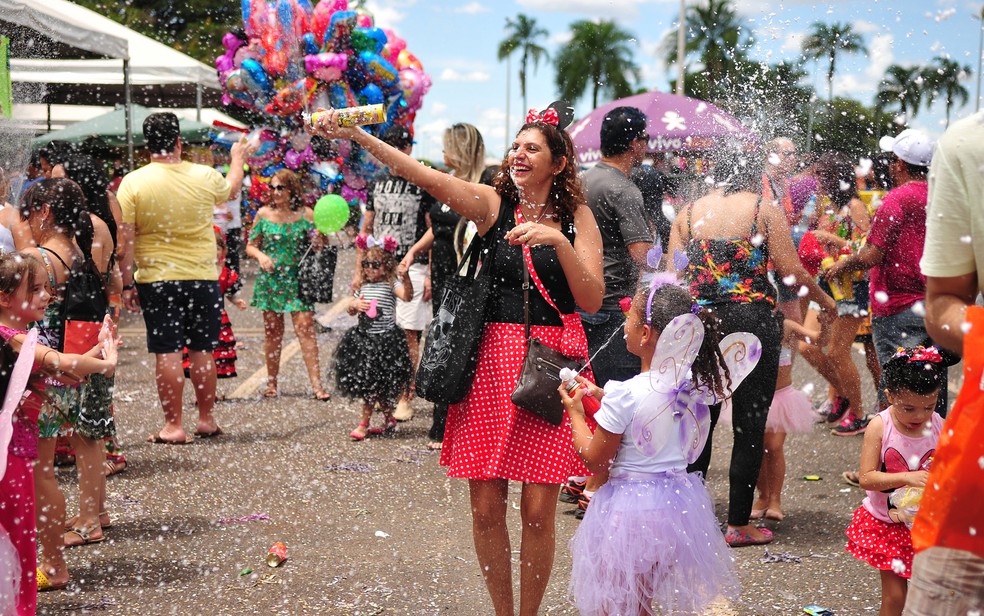 Crianças brincando no bloco Baratinha — Foto: Pedro Ventura/Agência Brasília