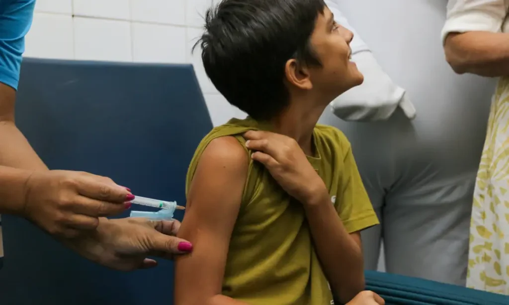 Vacinação contra dengue volta a focar público de 10 a 14 anos