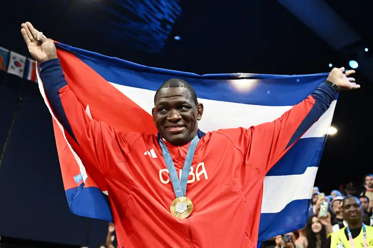 Paris 2024 Olympics - Wrestling - Men's Greco-Roman 130kg Victory Ceremony - Champ-de-Mars Arena, Paris, France - August 06, 2024. Gold medallist Mijain Lopez Nunez of Cuba celebrates during the ceremony. REUTERS/Arlette Bashizi