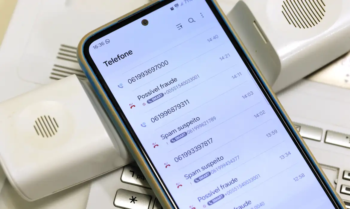 Brasília (DF), 23/01/2025 - Telefone celular com ligações de spam ou fraude. As prestadoras de telefonia móvel e fixa terão que enviar mensalmente à Agência Nacional de Telecomunicações (Anatel) os relatórios referentes a chamadas recebidas, incluindo aquelas com indícios de alteração indevida de código de acesso (spoofing) nos números de telefones. Esta técnica é usada por criminosos para falsificar o número de telefone de uma ligação.. Foto: Bruno Peres/Agência Brasil
