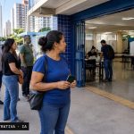 Eleitores adultos chegam a um local de votação no Distrito Federal