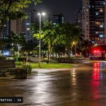 Praça de Águas Claras à noite com luzes de emergência refletidas no piso