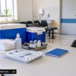 Mesa preparada para vacinação contra a poliomielite em uma unidade de saúde do DF