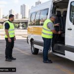 Inspeção técnica de van escolar em área de vistoria no Distrito Federal