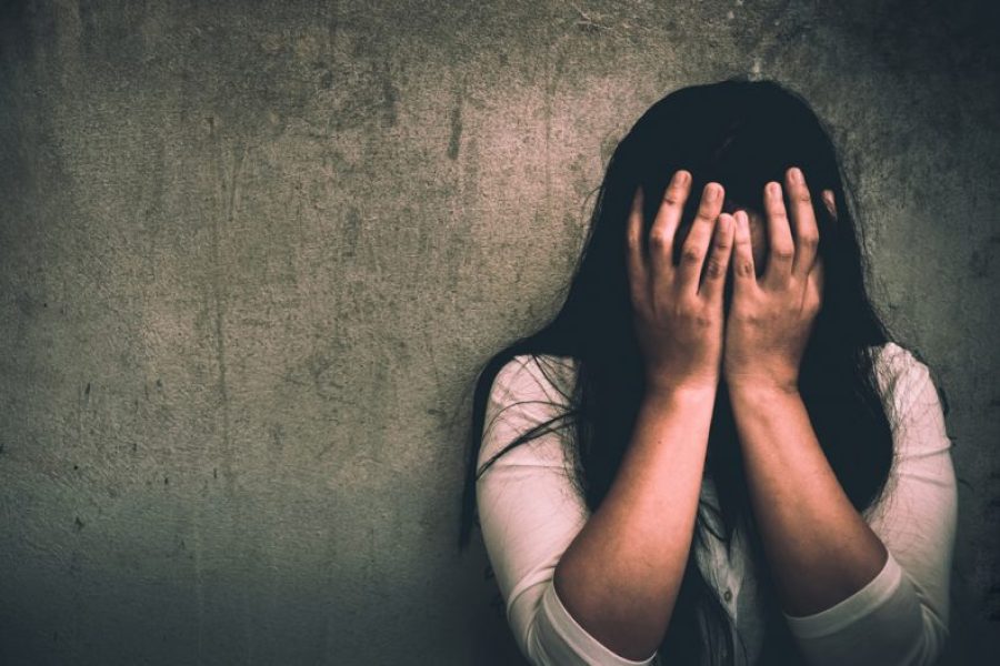 A woman sitting alone and depressed. The depression woman sit on