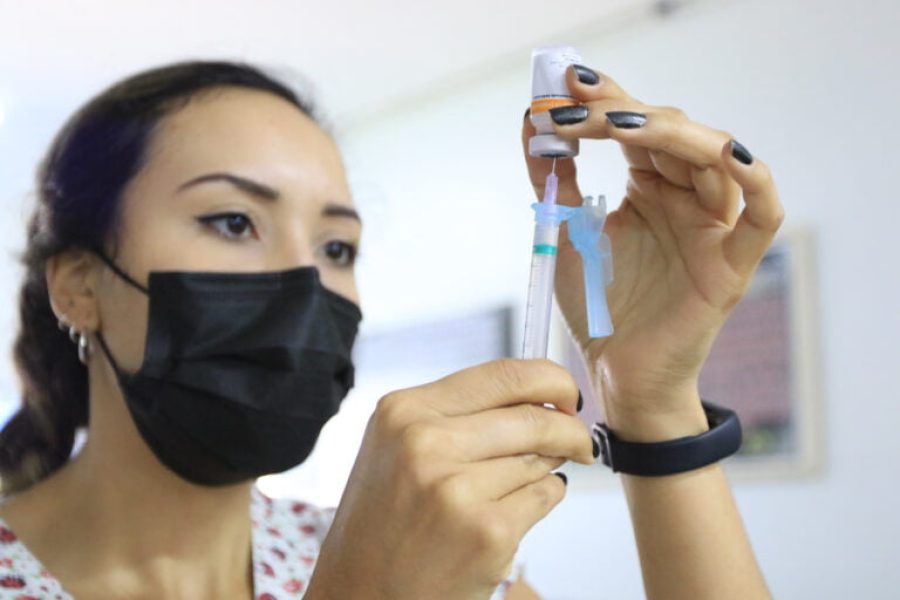 14.5.-Vacinacao-nas-escolas.-Vacinacao-nas-escolas-foi-retomada-neste-sabado-e-vai-ate-junho.-Foto-Sandro-Araujo-Agencia-Saude-DF-768x512