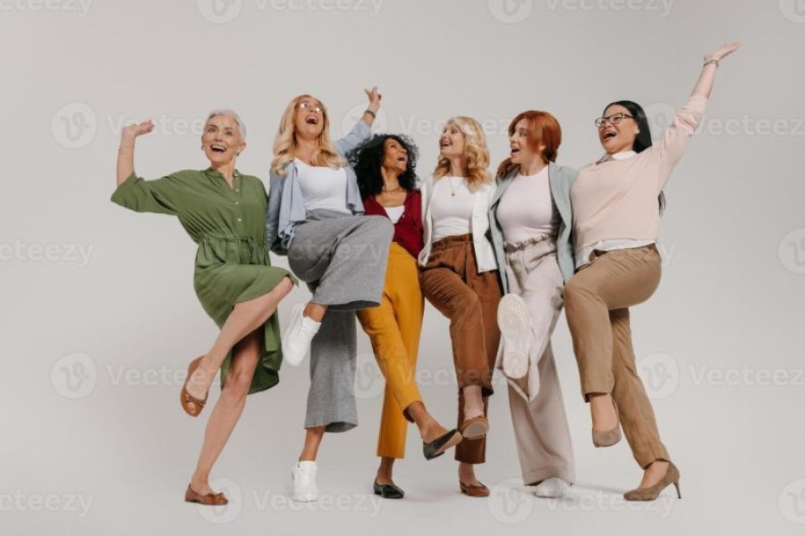 49853536-multietnico-grupo-do-feliz-maduro-mulheres-abracando-e-dancando-contra-cinzento-fundo-foto