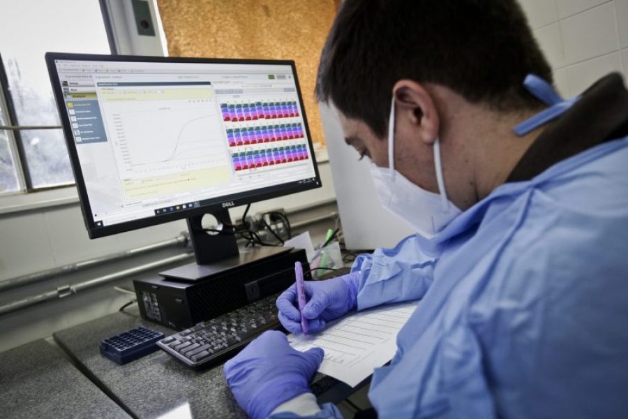 A-analise-laboratorial-de-exames-coletados-e-uma-das-ferramentas-de-monitoramento-epidemiologico.-Foto-Breno-Esaki-Arquivo-Agencia-Saude-DF-1536x1024