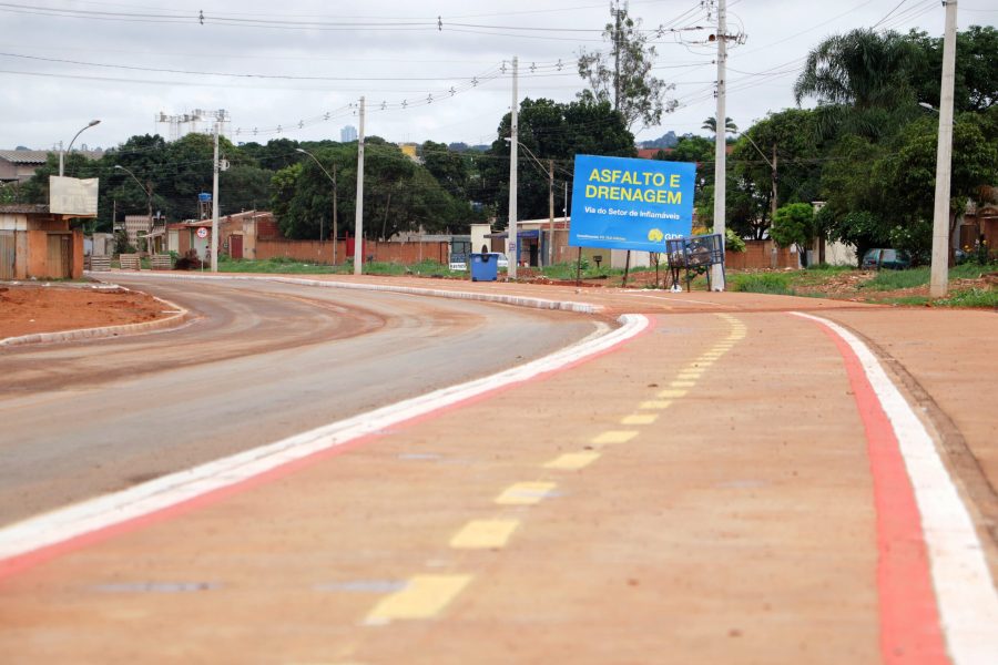 Hoje as ciclovias e ciclofaixas se estendem por 28 áreas do DF; uma das pistas mais recentes foi construída na Rota de Segurança do SIA, que liga o Setor de Inflamáveis à marginal da EPTG | Foto: Renato Alves/Agência Brasília