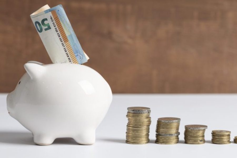 cofrinho-lateral-com-moedas-e-notas