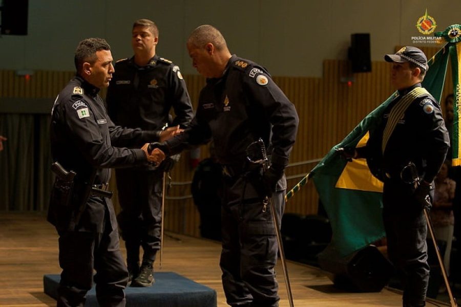 Cumprimentos entre o Tenente-Coronel Ilineu e o Comandante Geral da PM, Fábio Augusto