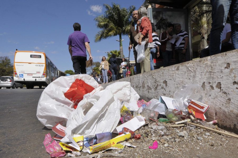 Lixo nas ruas do Setor Comercial Sul (SCS) - Brasília - DF. 
Está pronto para ser votado na Comissão de Constituição, Justiça e Cidadania (CCJ) projeto de lei que obriga municípios e o Distrito Federal a aplicarem multas a quem descarta lixo nas vias públicas. A proposta, de autoria do senador Pedro Taques (PDT-MT), tem parecer favorável do relator, senador Randolfe Rodrigues (PSOL-AP). O Projeto de Lei do Senado (PLS) 523/2013 acrescenta à Política Nacional de Resíduos Sólidos (Lei 12.305/2010) a proibição de descarte irregular de resíduos ou rejeitos em vias públicas. Além disso, a proposta exige que os municípios e o DF regulamentem a forma correta do descarte e estabeleçam multas para quem descumprir a regra. O projeto dá o prazo de dois anos para que o DF e os municípios regulamentem a nova lei. 

Foto: Edilson Rodrigues/Agência Senado