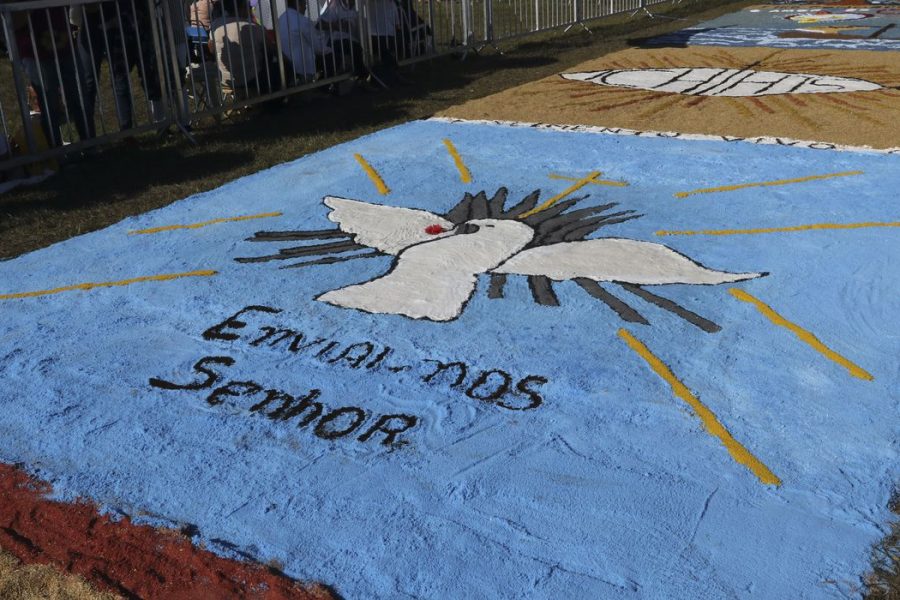 Fiéis confeccionam os tradicionais tapetes como parte das comemorações de Corpus Christi, na Esplanada dos Ministérios.